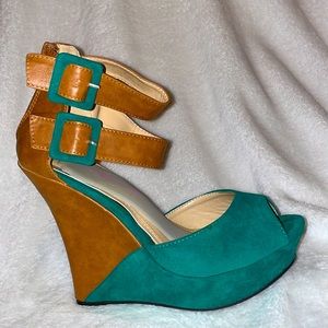Womens green and cognac wedge sandal - like new